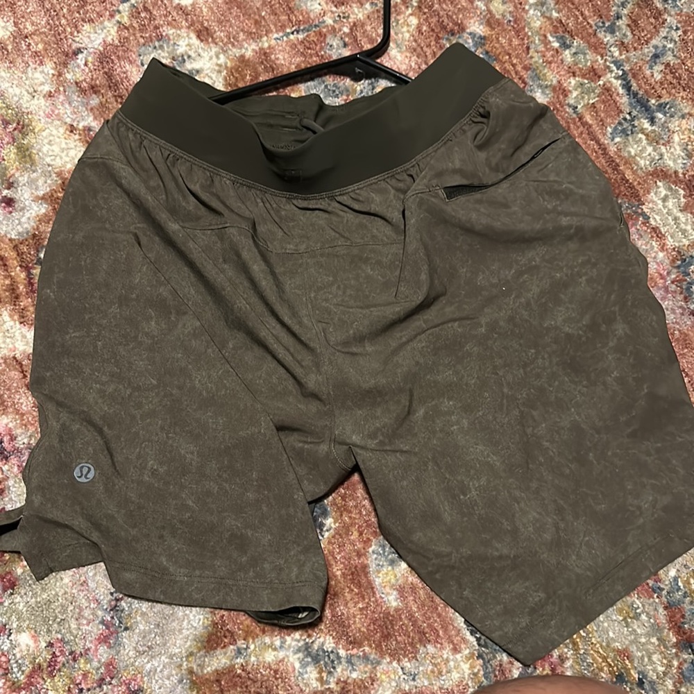 Men’s lulu’s - Picture 2 of 2